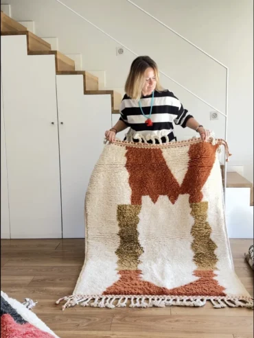 Alfombra bereber terracota Beni Ouarain tejida a mano con lana gruesa, ideal para espacios pequeños.
