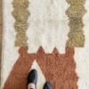 Alfombra bereber terracota Beni Ouarain tejida a mano con lana gruesa, ideal para espacios pequeños.