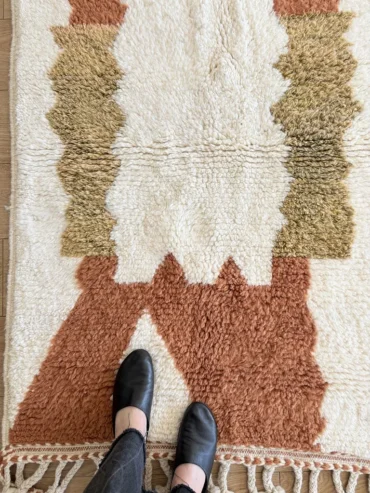 Alfombra bereber terracota Beni Ouarain tejida a mano con lana gruesa, ideal para espacios pequeños.