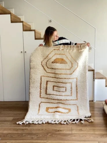 Alfombra marroquí de lana natural en tonos tierra con diseño geométrico, ideal para espacios infantiles