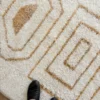 Alfombra marroquí de lana natural en tonos tierra con diseño geométrico, ideal para espacios infantiles