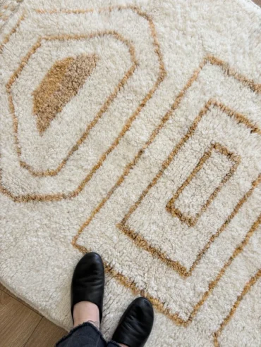 Alfombra marroquí de lana natural en tonos tierra con diseño geométrico, ideal para espacios infantiles
