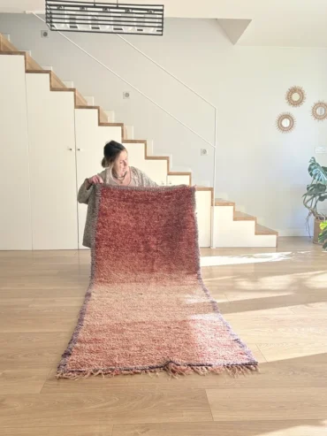 Alfombra vintage bereber en tonos tierra degradado y borde lavanda, tejida a mano en lana gruesa, ideal para pasillo o entrada