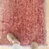 Alfombra vintage bereber en tonos tierra degradado y borde lavanda, tejida a mano en lana gruesa, ideal para pasillo o entrada