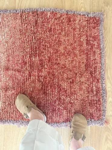 Alfombra vintage bereber en tonos tierra degradado y borde lavanda, tejida a mano en lana gruesa, ideal para pasillo o entrada