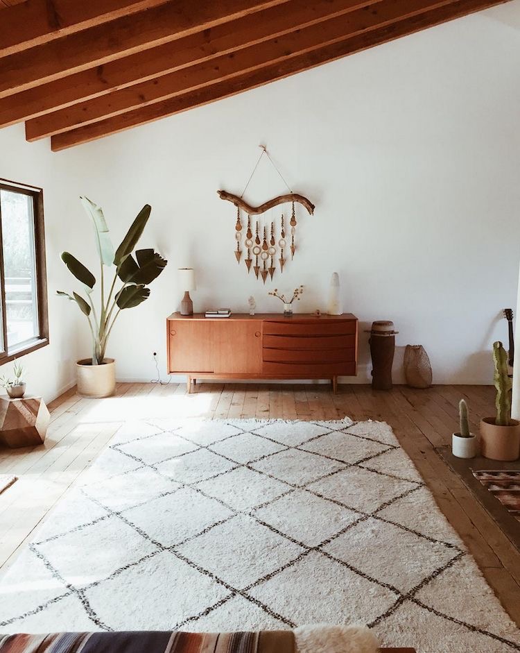 Ambiente con alfombra bereber blanca