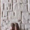 Alfombra bereber pequeña de lana blanca con patrón en relieve geométrico, tejida a mano en Marruecos