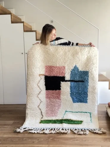 Alfombra de lana artesanal con colores pastel, hecha a mano en Marruecos con diseño abstracto
