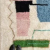 Alfombra de lana artesanal con colores pastel, hecha a mano en Marruecos con diseño abstracto