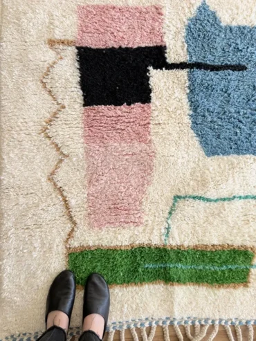 Alfombra de lana artesanal con colores pastel, hecha a mano en Marruecos con diseño abstracto