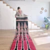 Alfombra bereber Boujaad tejida a mano en lana con fondo rosa y líneas negras. Formato pasillo