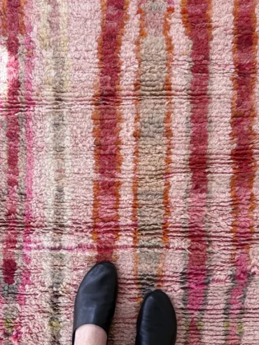 Alfombra marroquí pasillera tipo Boujaad tejida a mano en tonos rosa, rojo y gris con diseño vertical