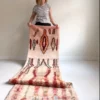 Alfombra marroquí pasillera tipo Boujaad tejida a mano en tonos rosa, rojo y gris con diseño vertical