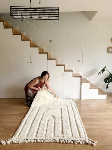 Alfombra bereber lana blanca arcos relieve