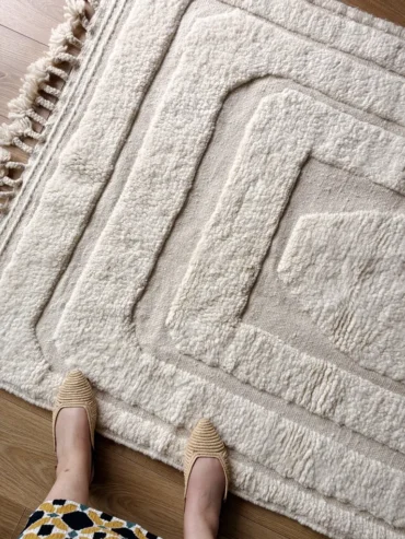 Alfombra bereber lana blanca arcos relieve