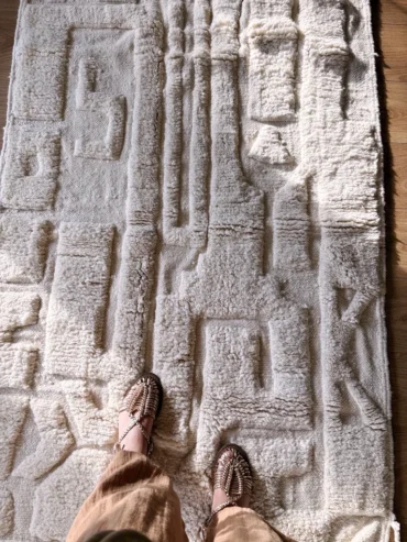 Alfombra de lana blanca con diseño en relieve artesanal, tejida a mano en Marruecos