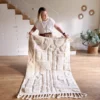 Alfombra de lana blanca con diseño en relieve artesanal, tejida a mano en Marruecos