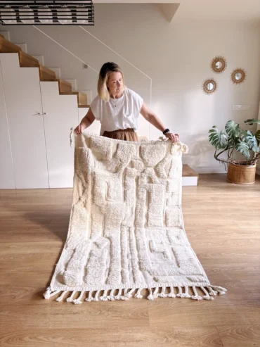 Alfombra de lana blanca con diseño en relieve artesanal, tejida a mano en Marruecos