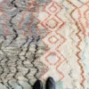 Alfombra bereber de lana en colores pastel tejida a mano con diseño abstracto.