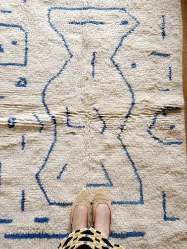 Alfombra artesanal blanca de lineas azules