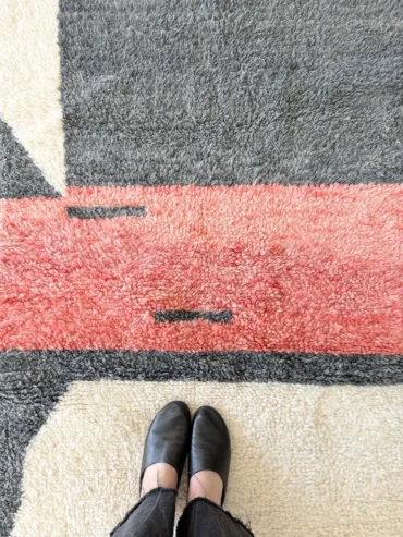 Alfombra marroquí de lana con bloques de color y diseño abstracto tejida a mano.