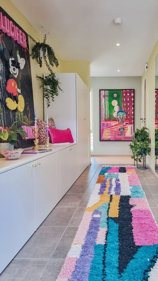Pasillo con alfombra bereber de colores