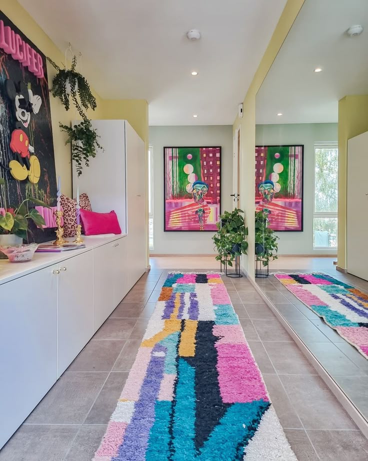 Pasillo con alfombra bereber de colores