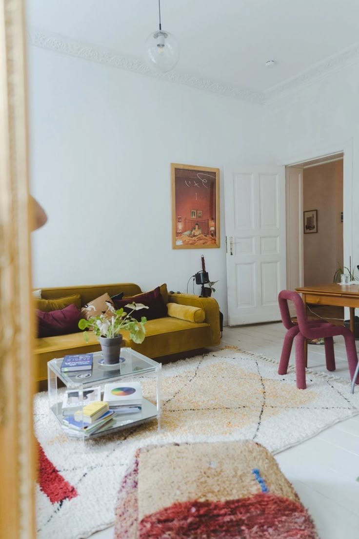 Salón con alfombra bereber blanca Beni Ouarain moderna