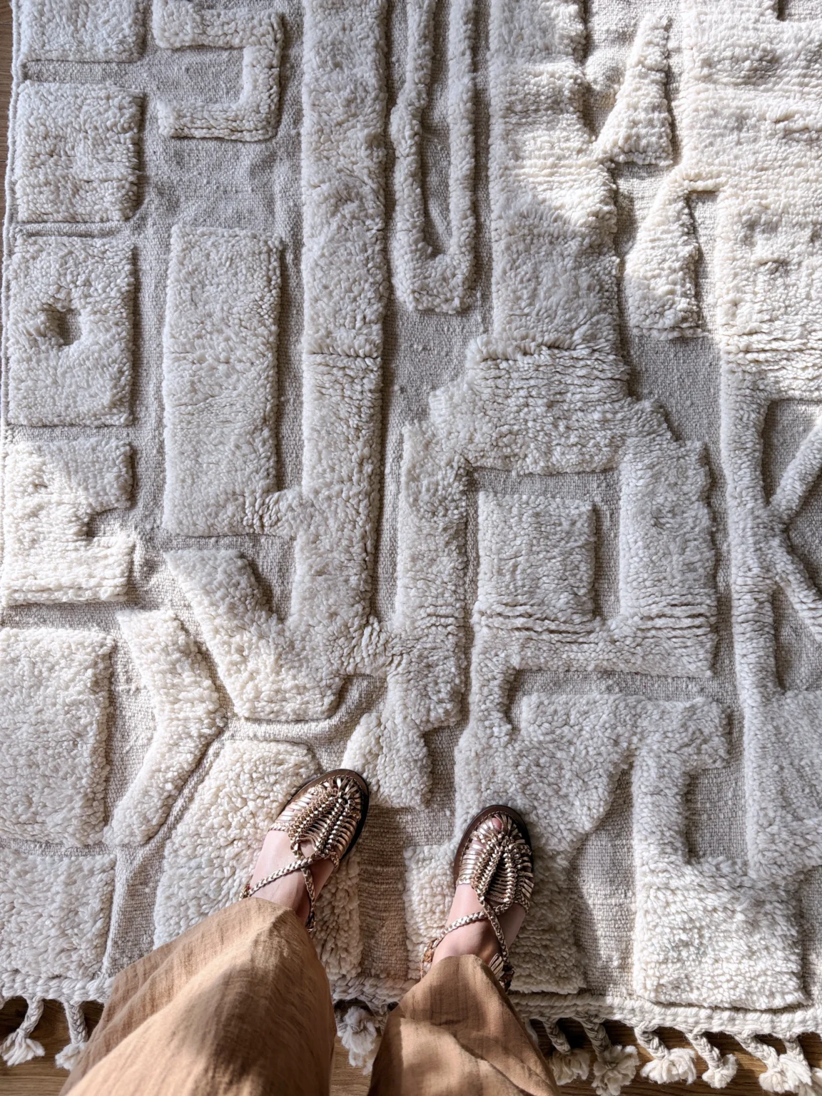 Alfombra de lana blanca con diseño en relieve artesanal, tejida a mano en Marruecos