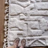 Alfombra de lana blanca con diseño en relieve artesanal, tejida a mano en Marruecos