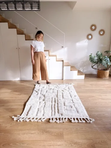 Alfombra de lana blanca con diseño en relieve artesanal, tejida a mano en Marruecos