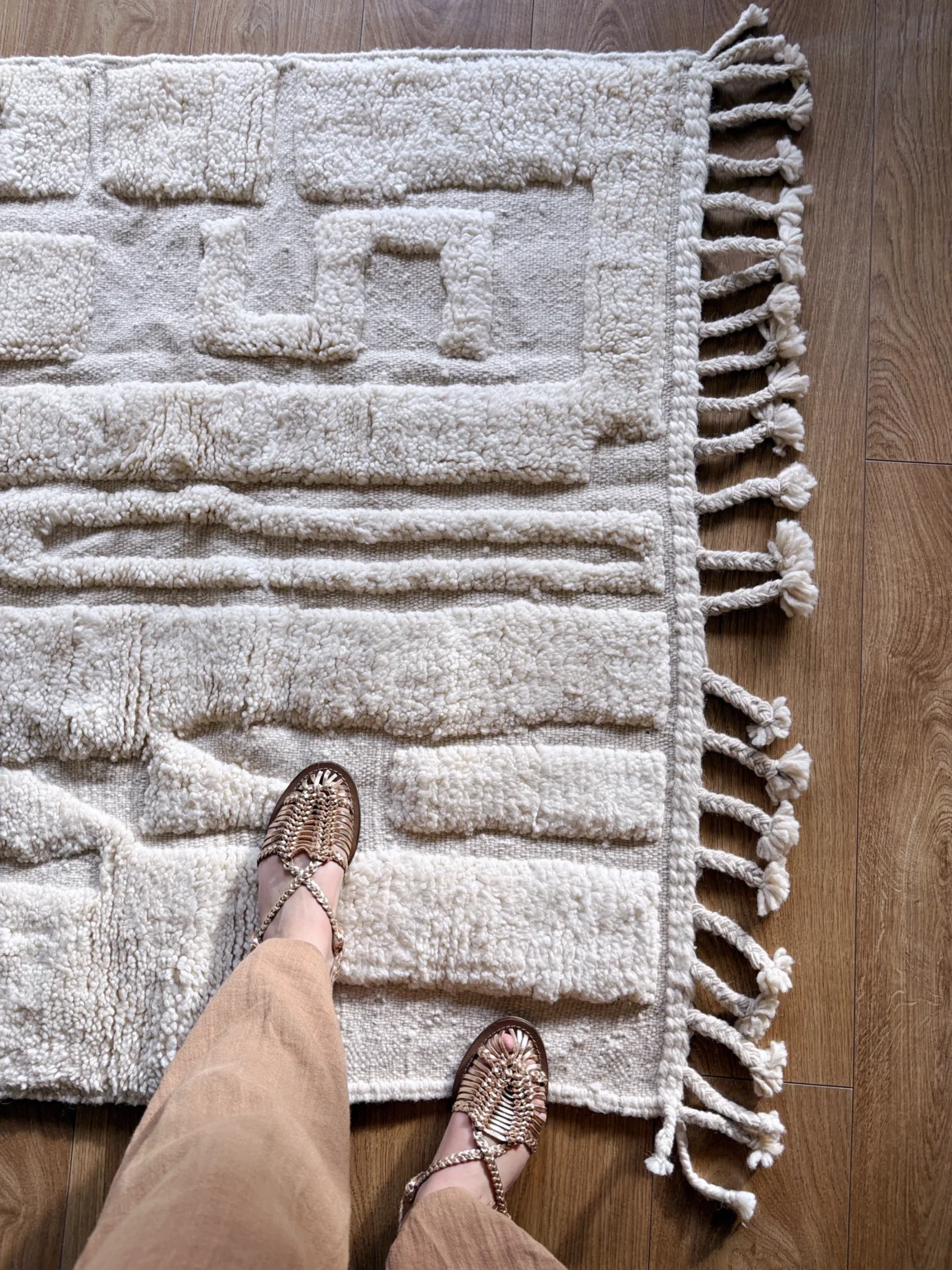 Alfombra de lana blanca con diseño en relieve artesanal, tejida a mano en Marruecos