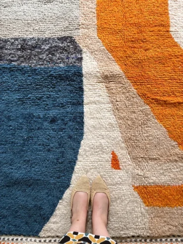 Alfombra marroquí abstracta naranja azul