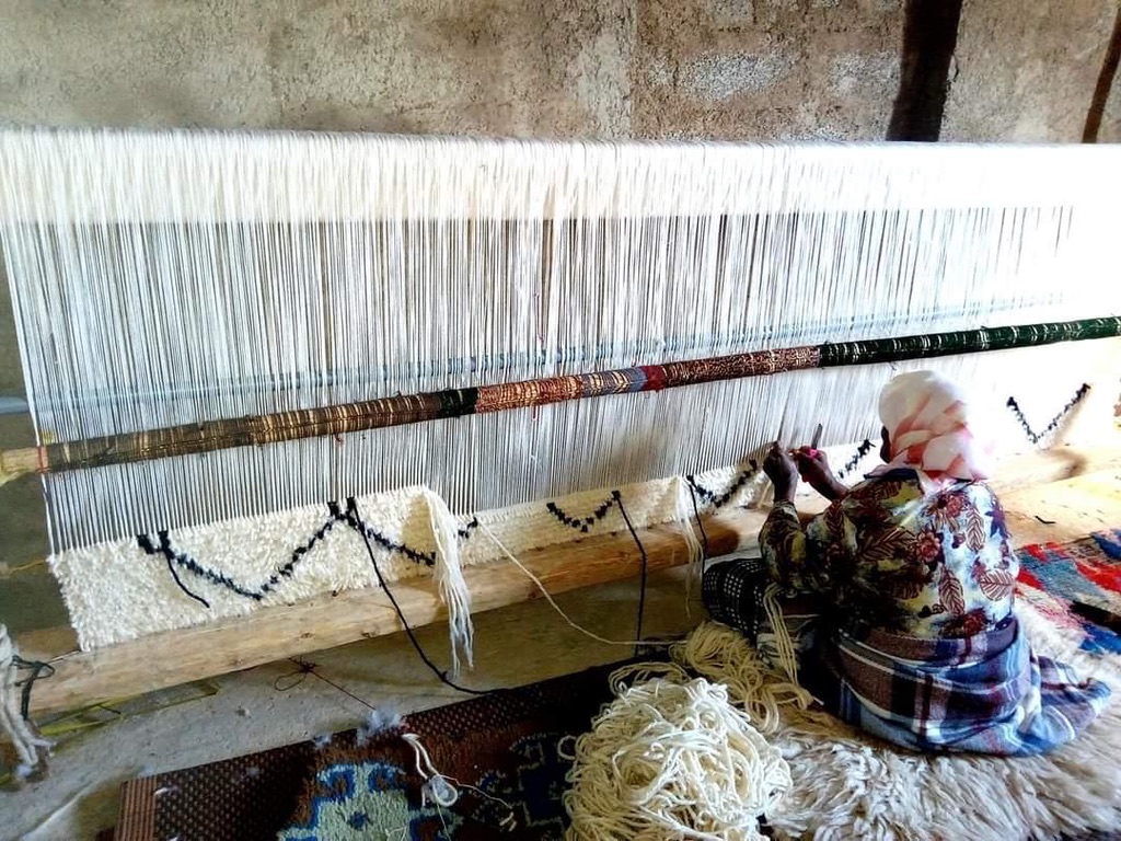 Proceso artesanal alfombras sostenibles bereber