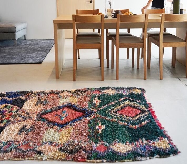 Sala con alfombras Boucherouite
