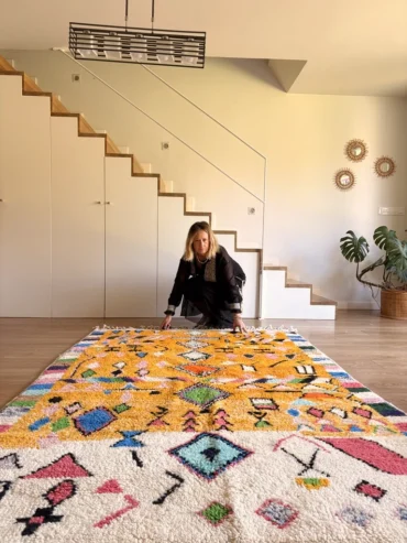 Alfombra marroquí étnica en tonos cálidos con diseño de rombos, tejida a mano en lana