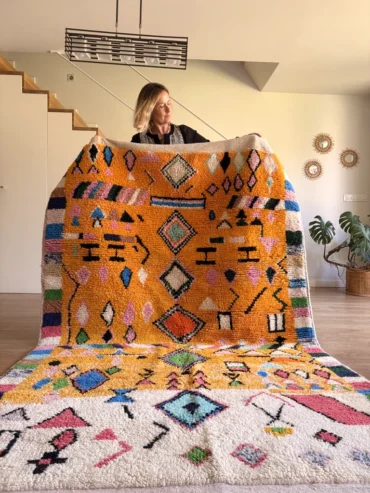 Alfombra marroquí étnica en tonos cálidos con diseño de rombos, tejida a mano en lana