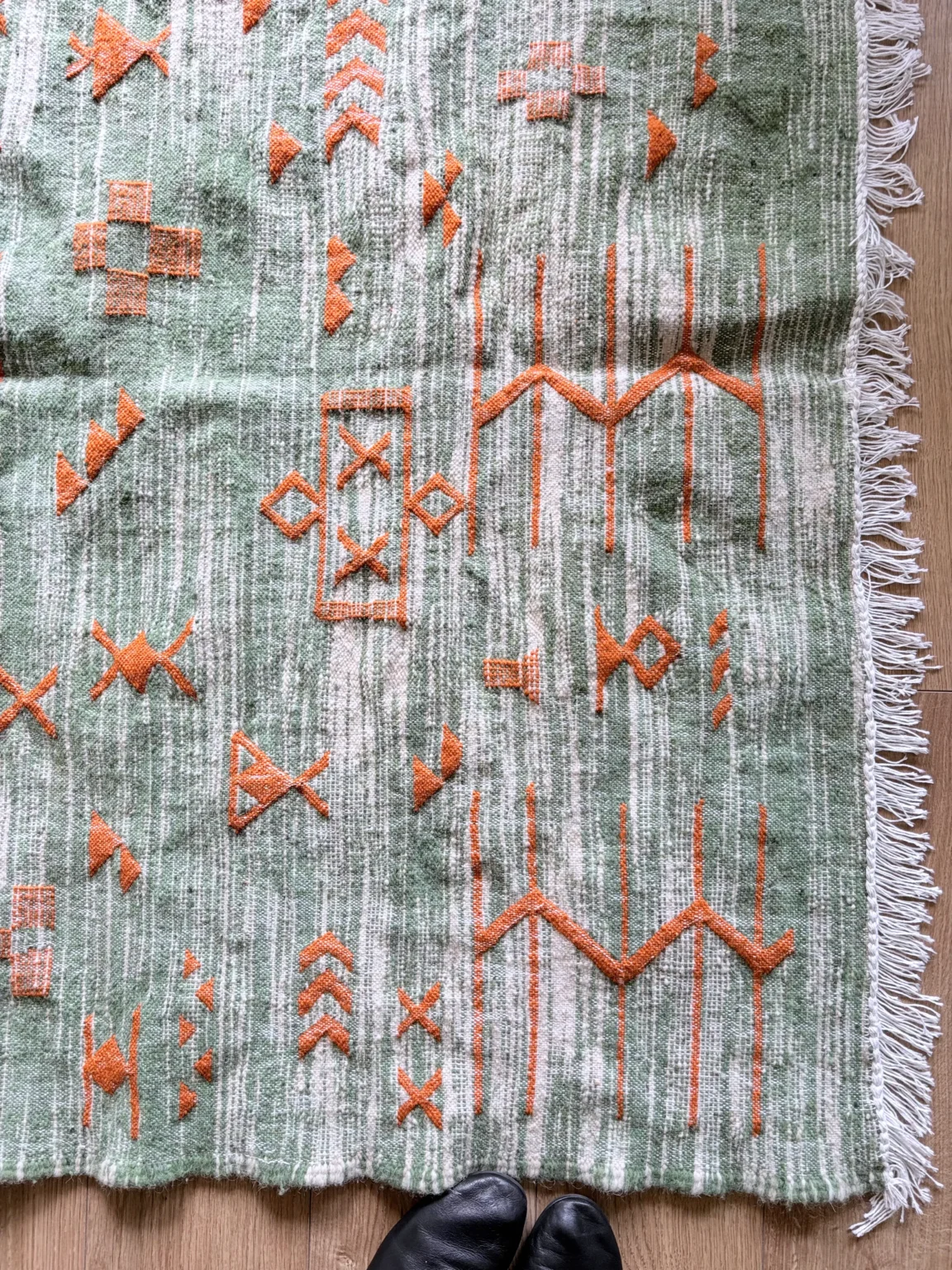 Kilim verde artesanal de lana tejida a mano con detalles en naranja y diseño bereber