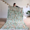 Kilim verde artesanal de lana tejida a mano con detalles en naranja y diseño bereber