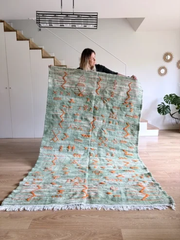 Kilim verde artesanal de lana tejida a mano con detalles en naranja y diseño bereber