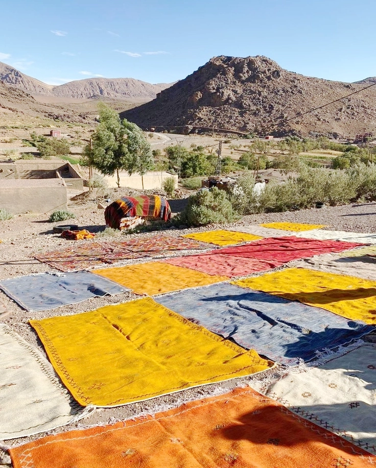Alfombras marroquies hechas a mano secando al sol
