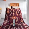 Alfombra étnica burdeos con motivos naranjas