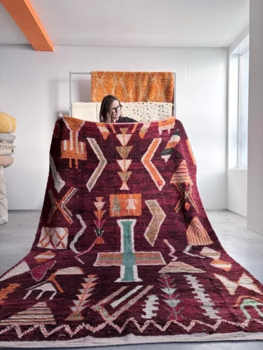 Alfombra étnica burdeos con motivos naranjas