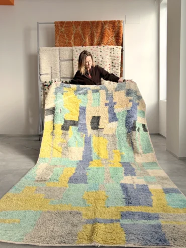 Alfombra boujaad azul Candy Clouds con bloques de color en tonos azul, verde, amarillo y gris, tejida a mano en Marruecos con lana natural.