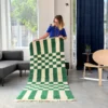 Alfombra verde diseño ajedrez