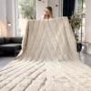 Alfombra Beni Ouarain blanca con diseño espiga