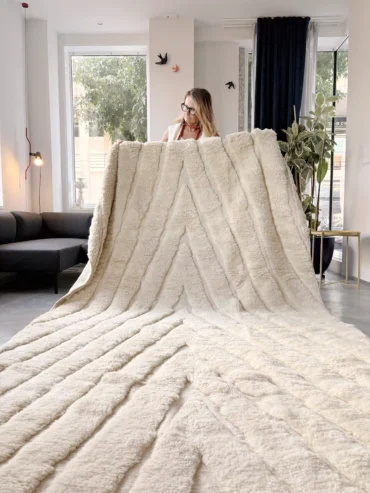 Alfombra Beni Ouarain blanca con diseño espiga