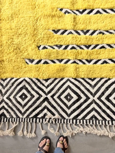alfombra kilim negro amarillo