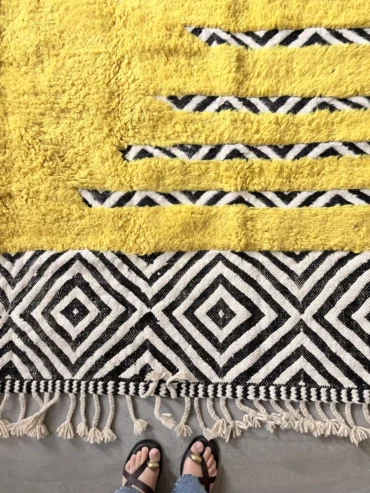alfombra kilim negro amarillo