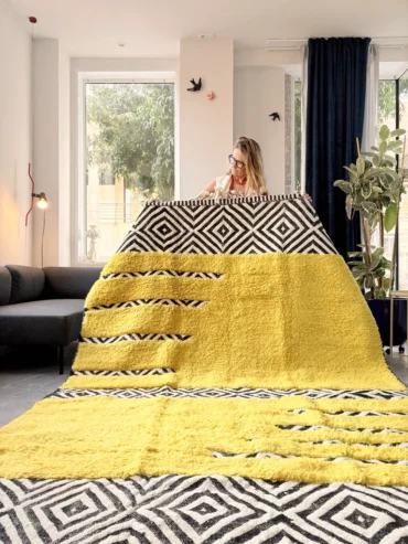 alfombra kilim negro amarillo